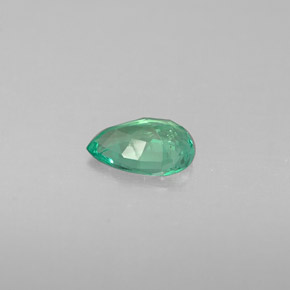 0.28カラットの天然グリーンエメラルド（5.8×4 mm・洋梨の形）