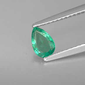 0.39カラットの天然グリーンエメラルド（5.9×4 mm・洋梨の形）