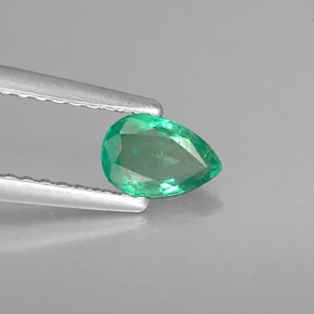 0.39カラットの天然グリーンエメラルド（5.9×4 mm・洋梨の形）