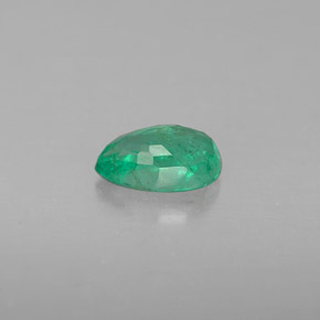 0.39カラットの天然グリーンエメラルド（5.9×4 mm・洋梨の形）