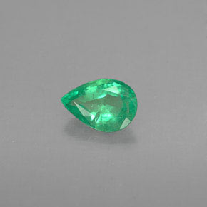 0.33カラットの天然グリーンエメラルド（5.8×4.1 mm・洋梨の形）