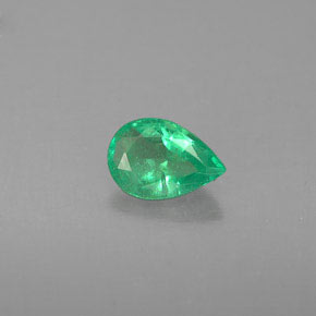 0.33カラットの天然グリーンエメラルド（5.8×4.1 mm・洋梨の形）