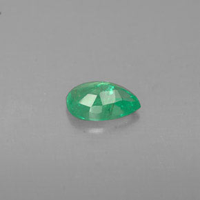 0.33カラットの天然グリーンエメラルド（5.8×4.1 mm・洋梨の形）