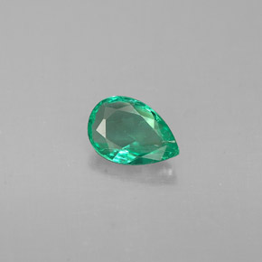 0.32カラットの天然グリーンエメラルド（5.8×4 mm・洋梨の形）