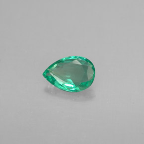 0.32カラットの天然グリーンエメラルド（5.8×4 mm・洋梨の形）