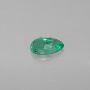 0.32カラットの天然グリーンエメラルド（5.8×4 mm・洋梨の形）