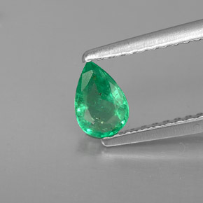 0.35カラットの天然グリーンエメラルド（5.8×4 mm・洋梨の形）