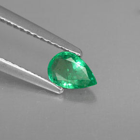 0.35カラットの天然グリーンエメラルド（5.8×4 mm・洋梨の形）