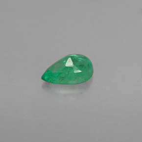 0.35カラットの天然グリーンエメラルド（5.8×4 mm・洋梨の形）