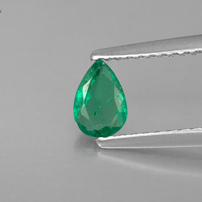 0.33カラットの天然グリーンエメラルド（5.9×4.1 mm・洋梨の形）