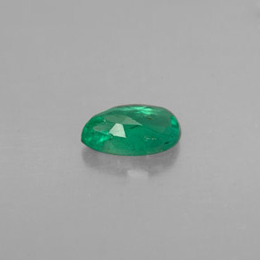 0.33カラットの天然グリーンエメラルド（5.9×4.1 mm・洋梨の形）