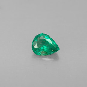 0.27カラットの天然グリーンエメラルド（5×4 mm・洋梨の形）
