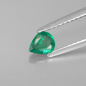 0.27カラットの天然グリーンエメラルド（5×4 mm・洋梨の形）