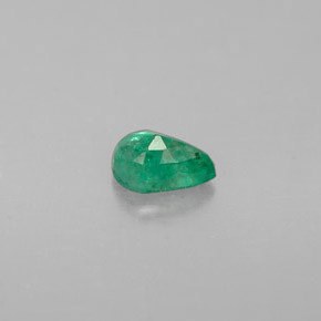 0.27カラットの天然グリーンエメラルド（5×4 mm・洋梨の形）