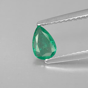 0.37カラットの天然グリーンエメラルド（6.1×4.1 mm・洋梨の形）