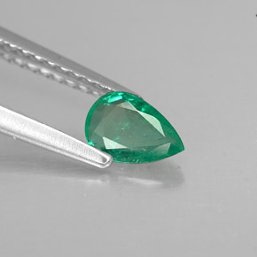 0.37カラットの天然グリーンエメラルド（6.1×4.1 mm・洋梨の形）