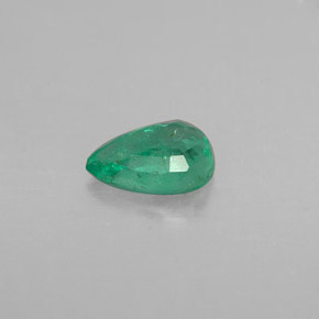 0.37カラットの天然グリーンエメラルド（6.1×4.1 mm・洋梨の形）