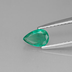 0.33カラットの天然グリーンエメラルド（5.9×4.1 mm・洋梨の形）