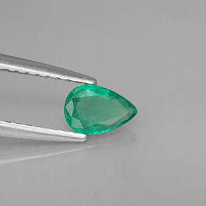 0.33カラットの天然グリーンエメラルド（5.9×4.1 mm・洋梨の形）