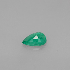 0.33カラットの天然グリーンエメラルド（5.9×4.1 mm・洋梨の形）