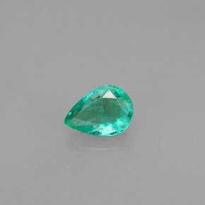 0.34カラットの天然グリーンエメラルド（5.8×4.2 mm・洋梨の形）