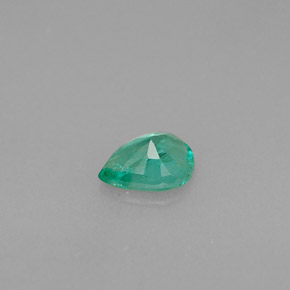 0.34カラットの天然グリーンエメラルド（5.8×4.2 mm・洋梨の形）