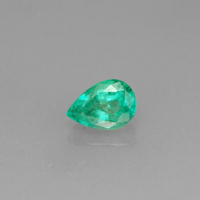 0.46カラットの天然グリーンエメラルド（6×4.2 mm・洋梨の形）