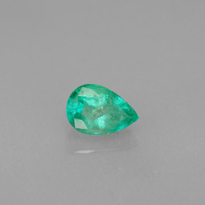 0.46カラットの天然グリーンエメラルド（6×4.2 mm・洋梨の形）