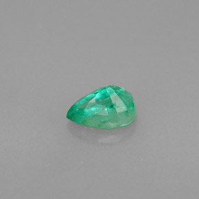 0.46カラットの天然グリーンエメラルド（6×4.2 mm・洋梨の形）