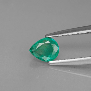 0.29カラットの天然グリーンエメラルド（5.1×4.1 mm・洋梨の形）