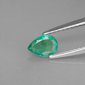 0.34カラットの天然グリーンエメラルド（6×4.2 mm・洋梨の形）