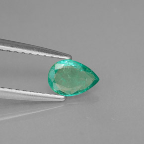 0.34カラットの天然グリーンエメラルド（6×4.2 mm・洋梨の形）