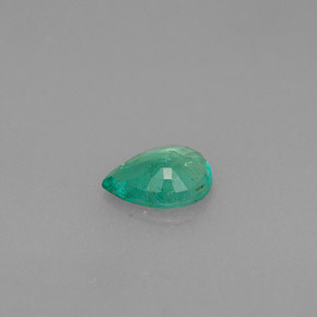 0.34カラットの天然グリーンエメラルド（6×4.2 mm・洋梨の形）