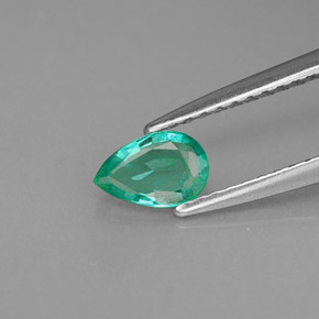 0.32カラットの天然グリーンエメラルド（6.1×4.1 mm・洋梨の形）