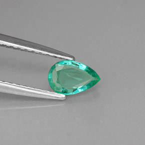 0.32カラットの天然グリーンエメラルド（6.1×4.1 mm・洋梨の形）