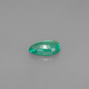 0.32カラットの天然グリーンエメラルド（6.1×4.1 mm・洋梨の形）
