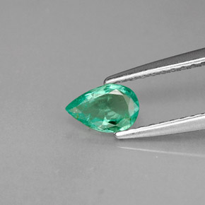 0.29カラットの天然グリーンエメラルド（6×4 mm・洋梨の形）