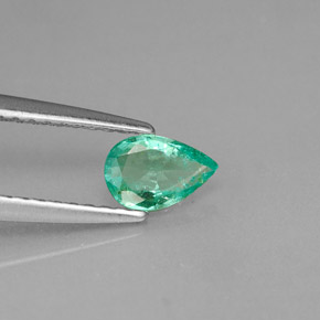 0.29カラットの天然グリーンエメラルド（6×4 mm・洋梨の形）
