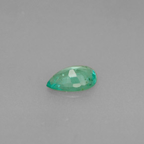 0.29カラットの天然グリーンエメラルド（6×4 mm・洋梨の形）
