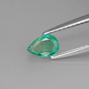 0.33カラットの天然グリーンエメラルド（6×4.2 mm・洋梨の形）