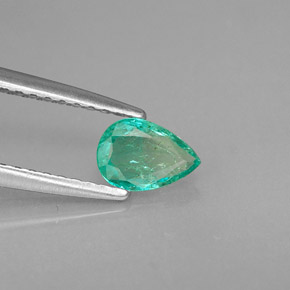 0.33カラットの天然グリーンエメラルド（6×4.2 mm・洋梨の形）