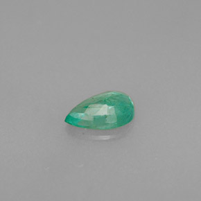 0.33カラットの天然グリーンエメラルド（6×4.2 mm・洋梨の形）