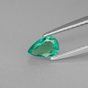 0.34カラットの天然グリーンエメラルド（6×4 mm・洋梨の形）