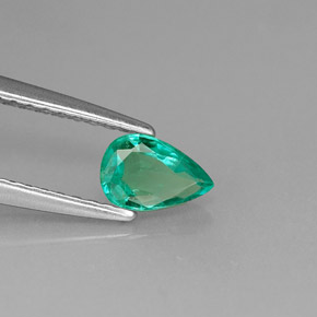 0.34カラットの天然グリーンエメラルド（6×4 mm・洋梨の形）