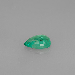 0.34カラットの天然グリーンエメラルド（6×4 mm・洋梨の形）