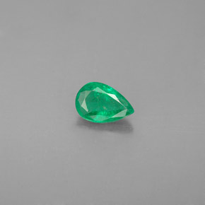 0.33カラットの天然グリーンエメラルド（5.9×4 mm・洋梨の形）