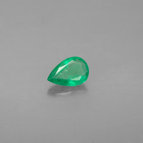 0.33カラットの天然グリーンエメラルド（5.9×4 mm・洋梨の形）