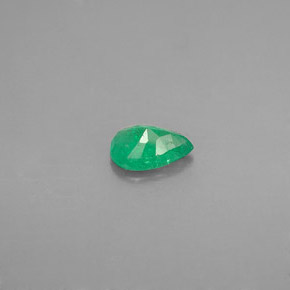 0.33カラットの天然グリーンエメラルド（5.9×4 mm・洋梨の形）