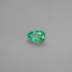 0.31カラットの天然グリーンエメラルド（5.7×3.9 mm・洋梨の形）