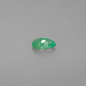 0.31カラットの天然グリーンエメラルド（5.7×3.9 mm・洋梨の形）